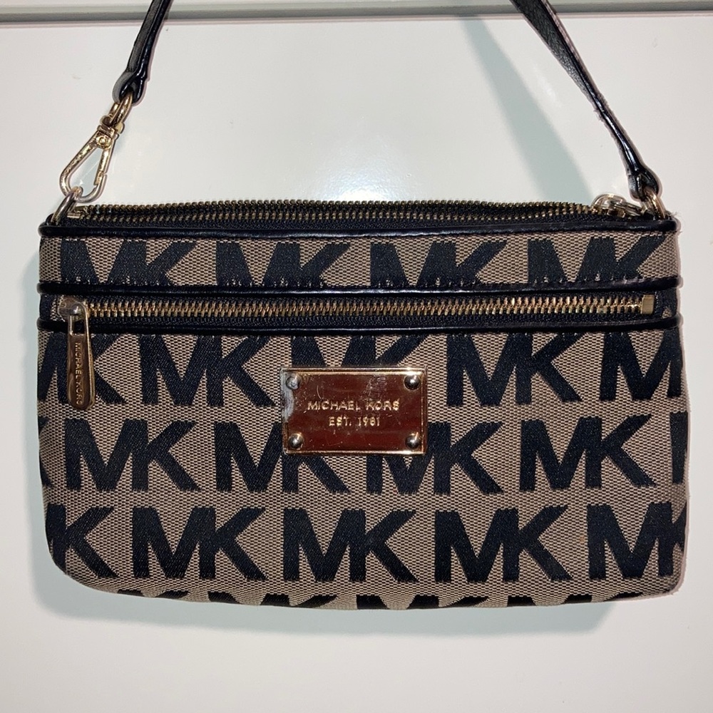 Michael kors wristlet